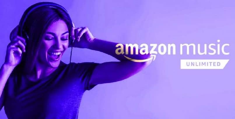 tyttö nauttii musiikista Amazon-musiikista rajoittamattomasti kuulokkeilla 