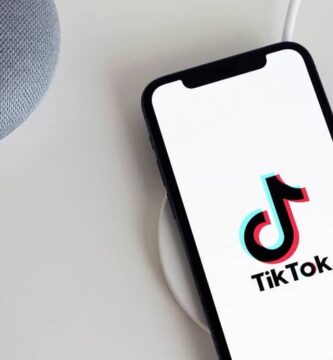 Celular con TikTok