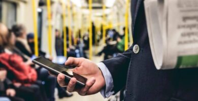 Reading smartphone commute subway featured 1000x450