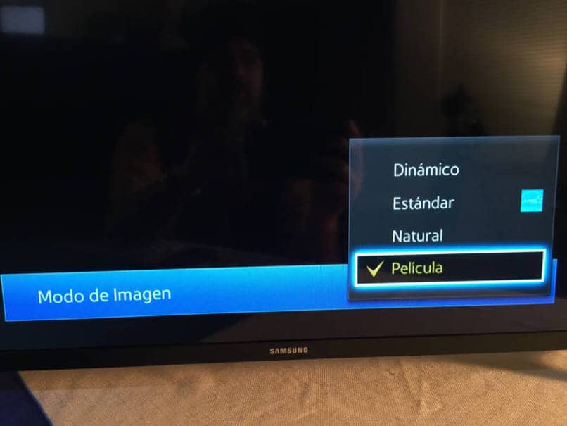 bajar nivel brillo smart tv