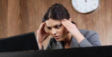 business woman frustrated computer featured 1000x500