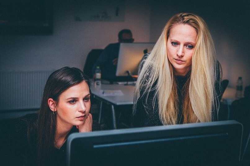 mujeres computador windows 12040