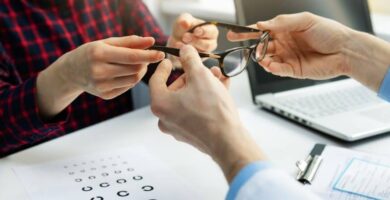 optometrist new glasses featured 1000x450