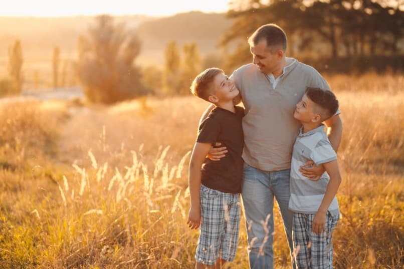 padre hijos sonriendo felices 12662