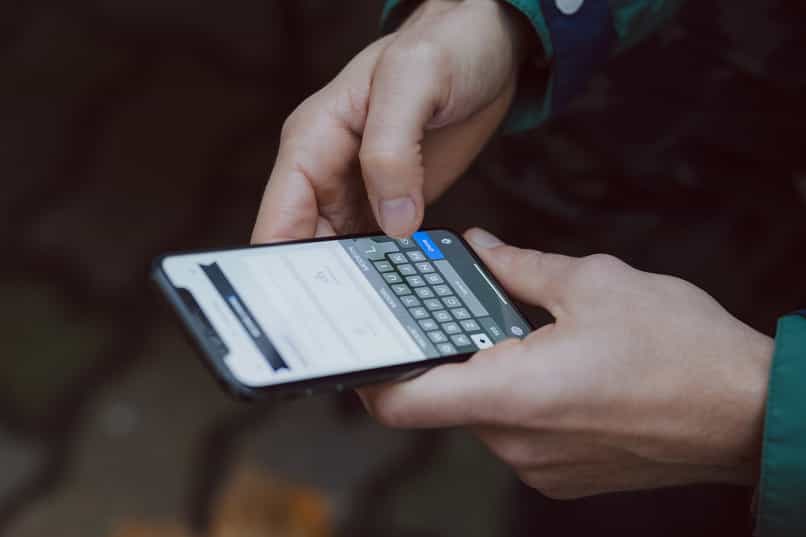 persona escribiendo teclado 12816