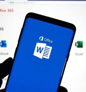 smartphone en la mano con word en la pantalla