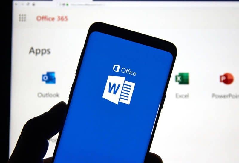 smartphone en la mano con word en la pantalla