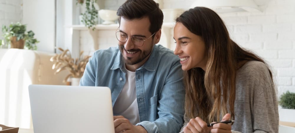 uers couple laptop featured