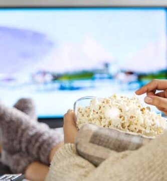 watching tv popcorn cord cutting featured 1000x500