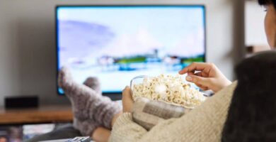 watching tv popcorn cord cutting featured 1000x500