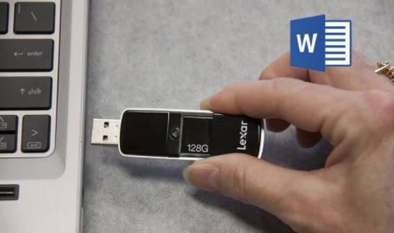 musta usb-tikku kannettavassa tietokoneessa