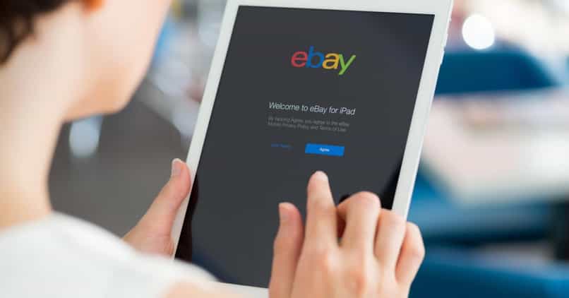 henkilö syöttää eBayn huutokaupan kohteeksi