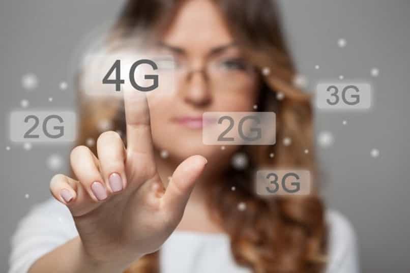 älykäs matkapuhelin 4g-tekniikalla muutamassa vaiheessa