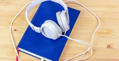 audifonos con libro azul