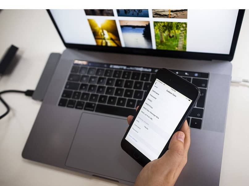celular frente a laptop
