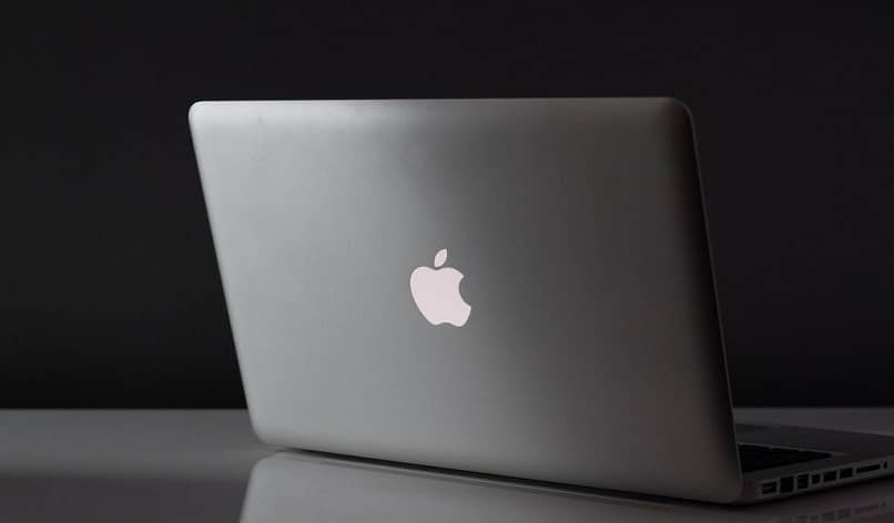 mac book plateada