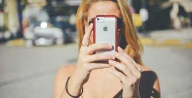 mujer con iphone