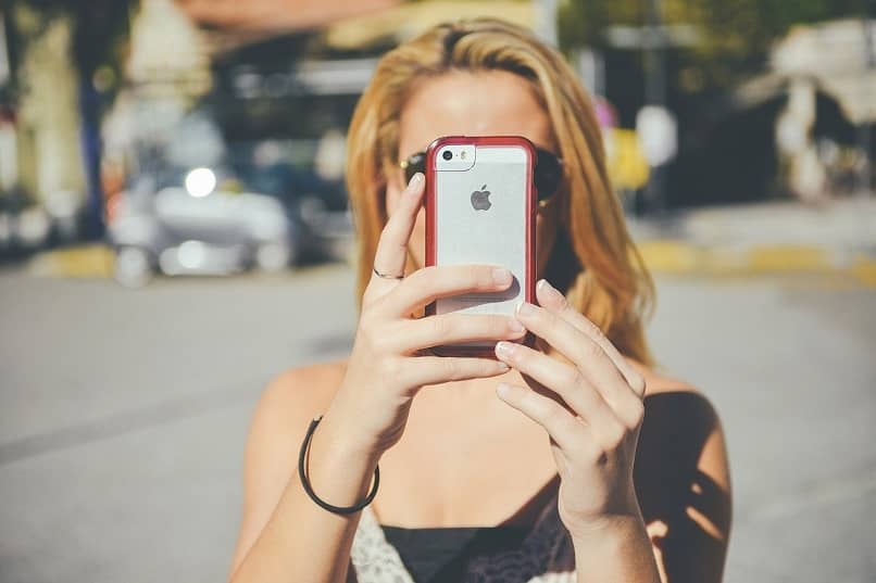 mujer con iphone