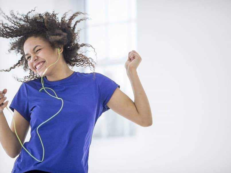 mujer escuchando musica 1