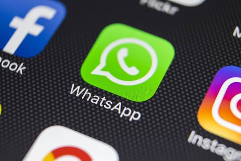 whatsapp mustan taustan pisteet