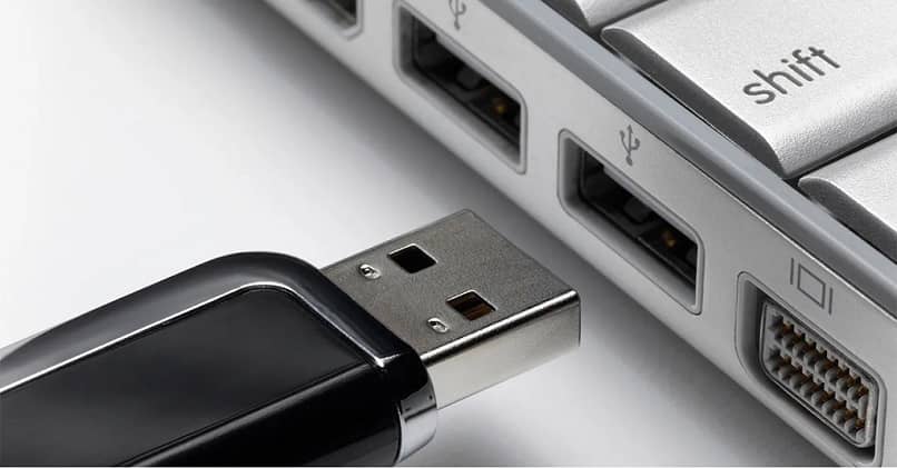 Liitä USB-porttiin