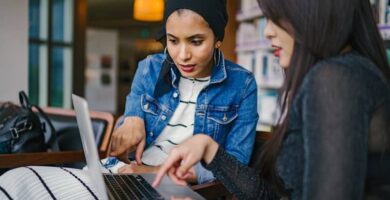 Dos mujeres utilizando laptop