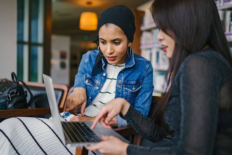 Dos mujeres utilizando laptop