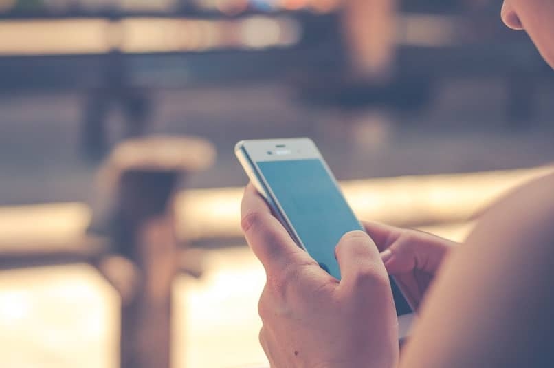 Mujer usando telefono