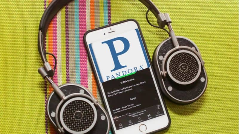 Pandora celular y audifonos 3