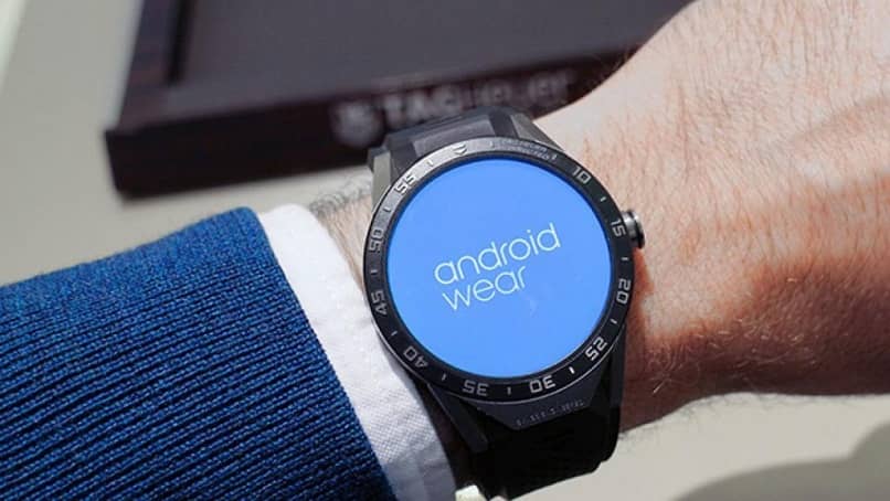 brazo hombre reloj azul aplicacion android Wear capturas pantalla smartwatch