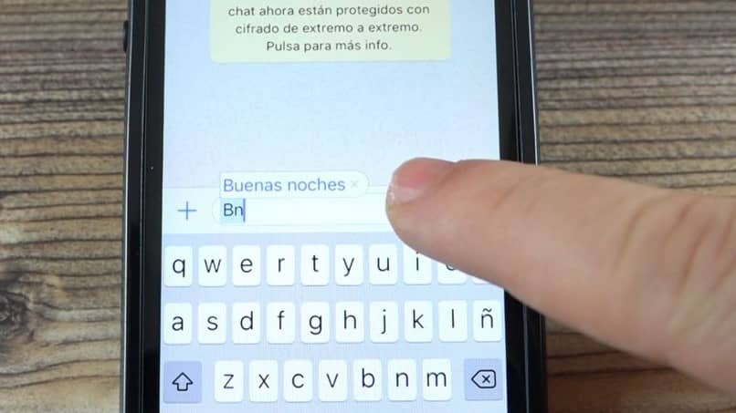 escribiendo whatsapp