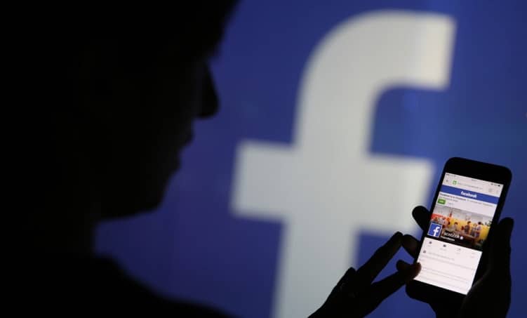 facebook pantalla movil personas sombra