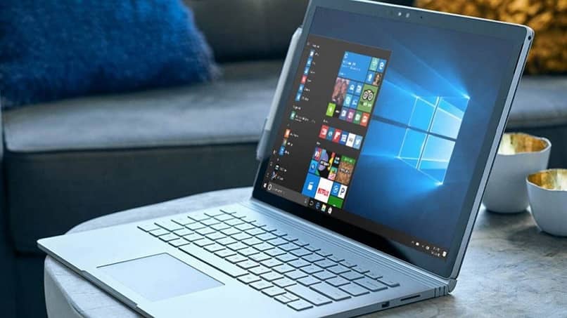 laptop encendida con windows