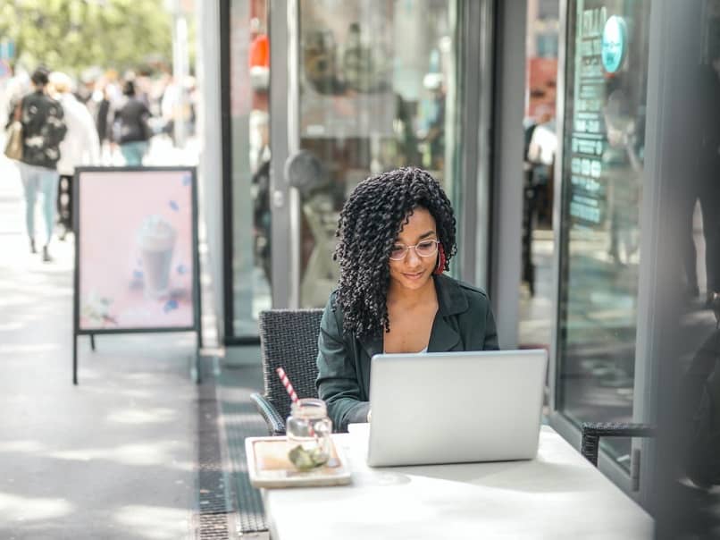 laptop mujer cafe