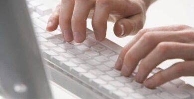 manos teclado escribir