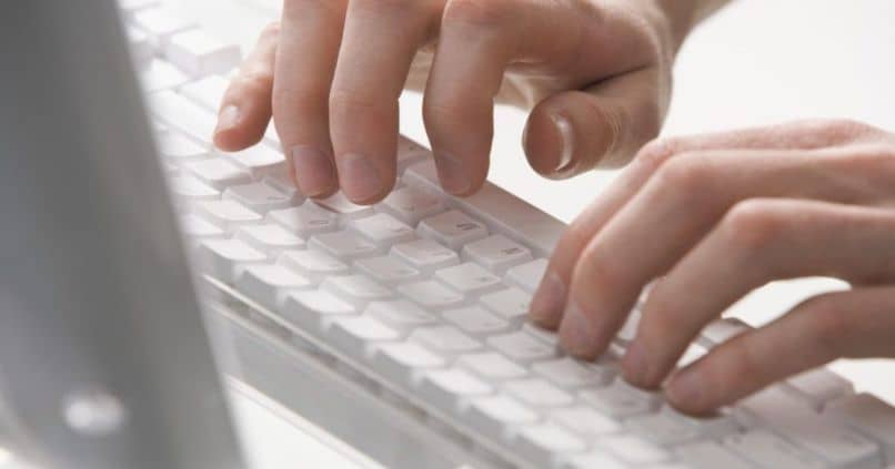 manos teclado escribir