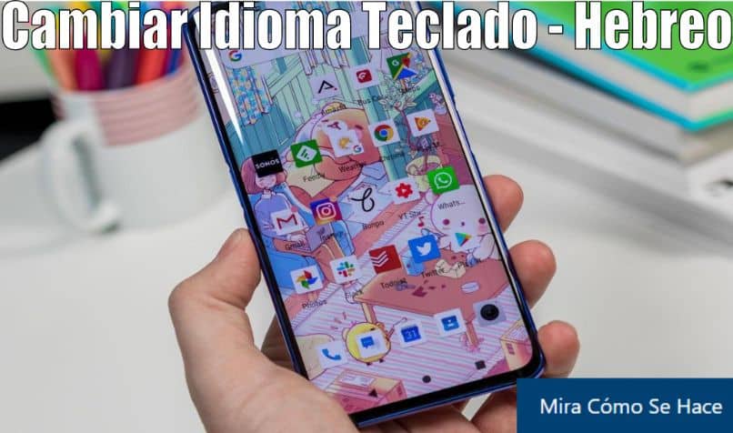 movil mano apps chrome whatsapp mesa taza