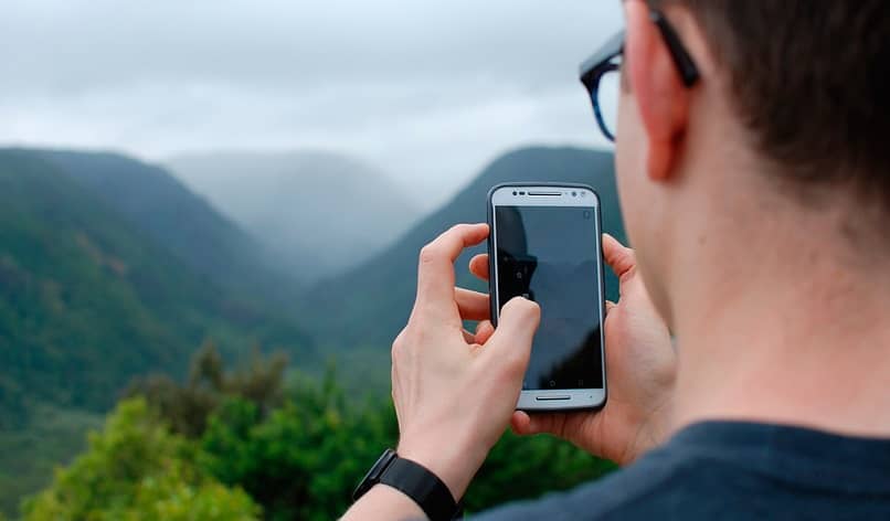 movil mano hombre