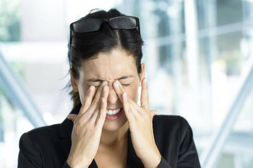 mujer manos ojos