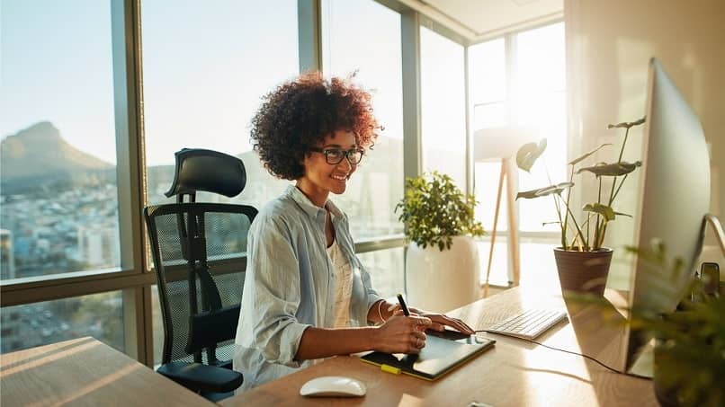 mujer morena sobre escritorio