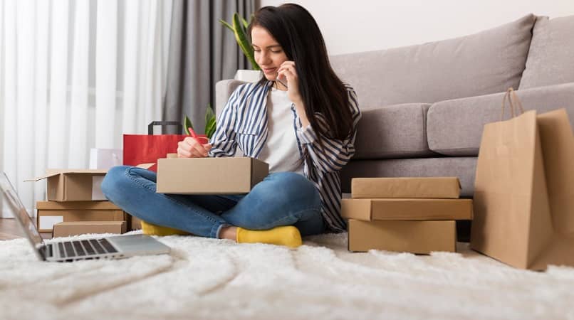 mujer recibiendo paquete pedido cajas 12191