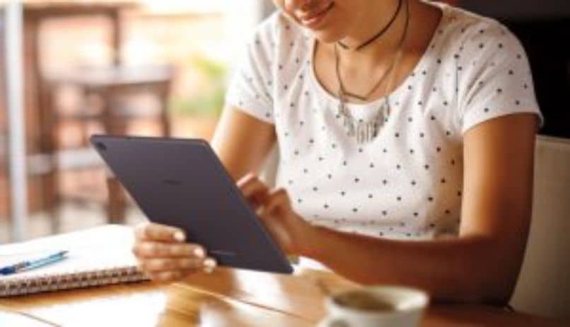 mujer tablet