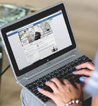 mujer trabajando laptop