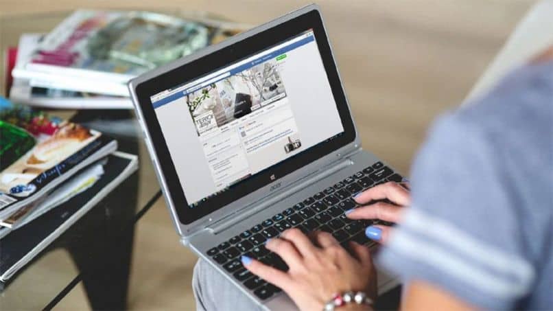 mujer trabajando laptop