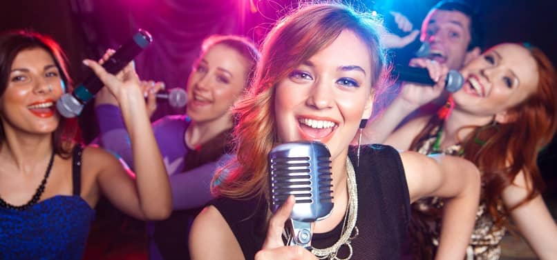 mujeres cantando karaoke