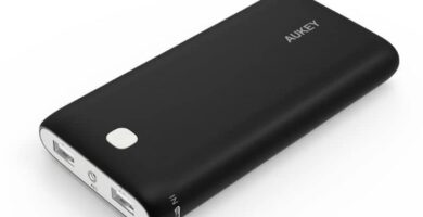 power bank aukey negro y fondo blanco