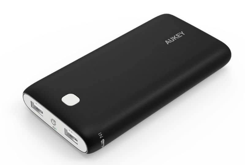 power bank aukey negro y fondo blanco