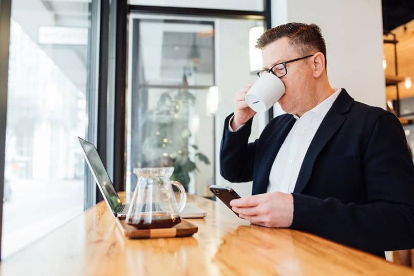 mies toimii kannettava tietokone rauhallinen juo kahvia 