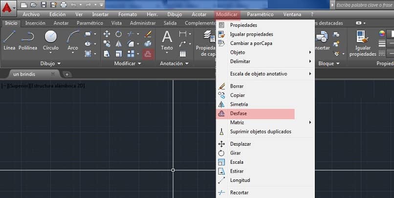 käyttämällä autocad -ohjelmaa