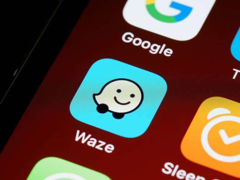 waze -sovellus älypuhelimen valikossa